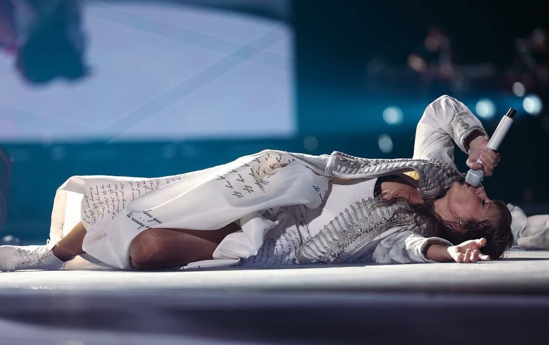 Goddess Taylor Swift want us to worship her with a edging session! Do you accept it? Or Deny Goddess