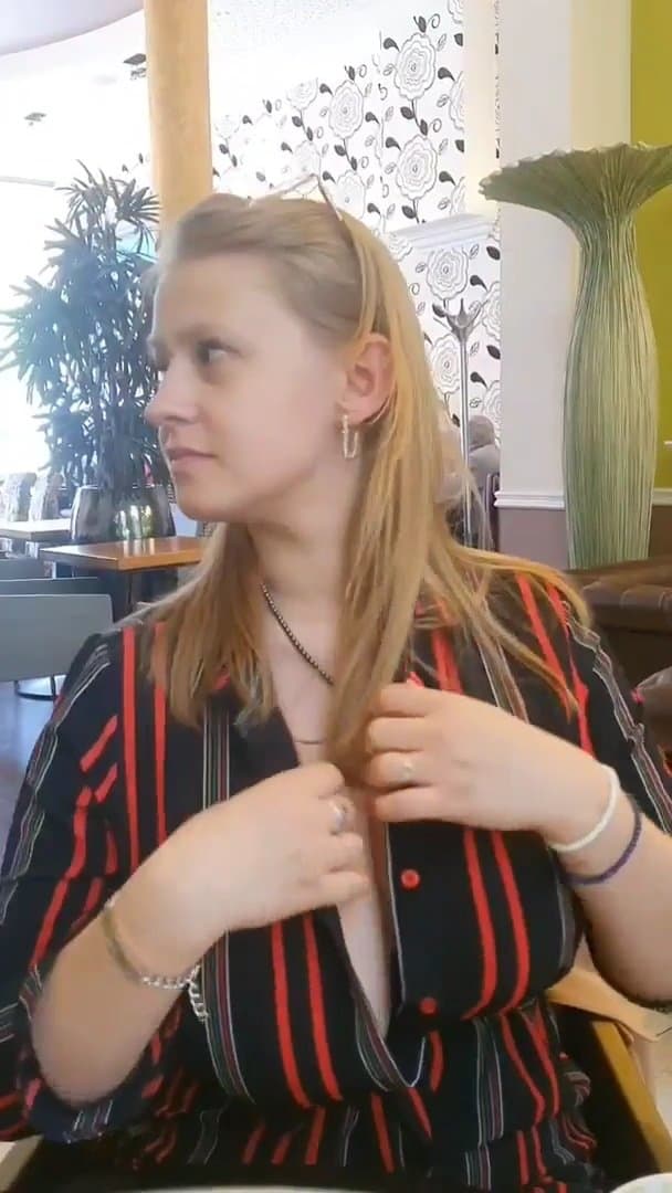 Imaginense ustedes estar tomando un cafecito con una dama y de la nada te muestren las tetas!!!