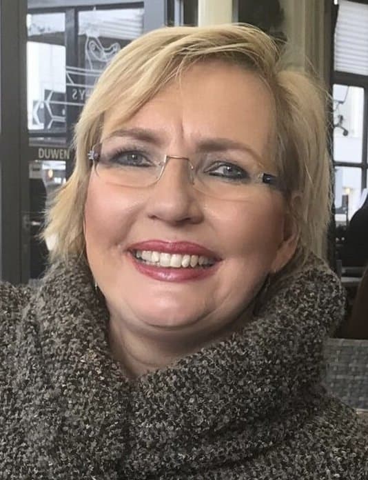 Highheels hotwife Jenna cums dildoing