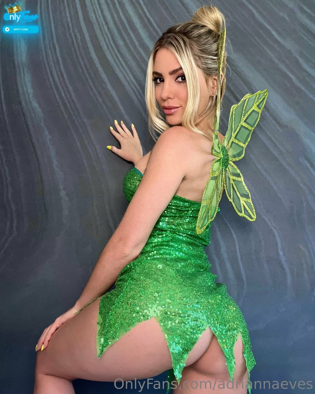 Click to view full size Adrianna Eves - Slutty Blondine shows off