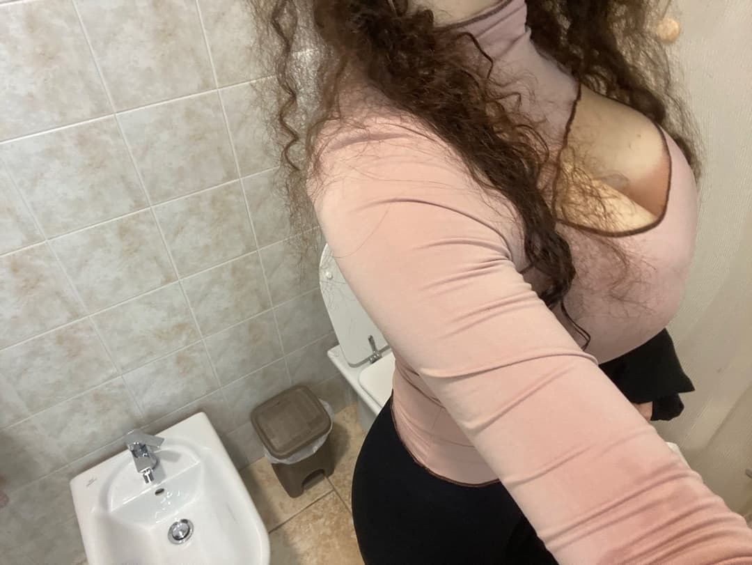 Italian woman who can eat semen and ejaculate inside the vagina.    Str_awbenny