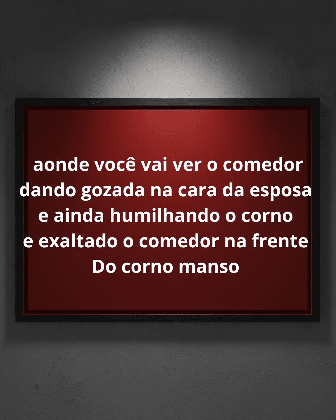 Corno chama os amigos para a sua casa, para toda vez que senta no sofá, lembra da namorada dando
