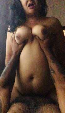 Miren a esta puta como lo chupa y como me cojo este coño peludo