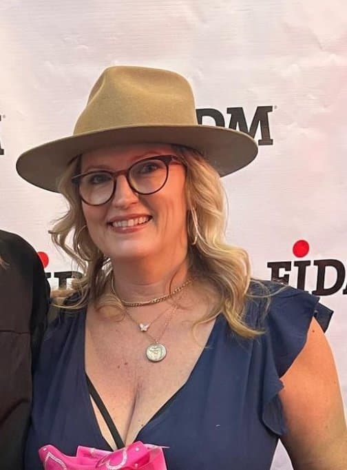 Cougar realtor caught shaking her nice titties in public on camera back in 1993!