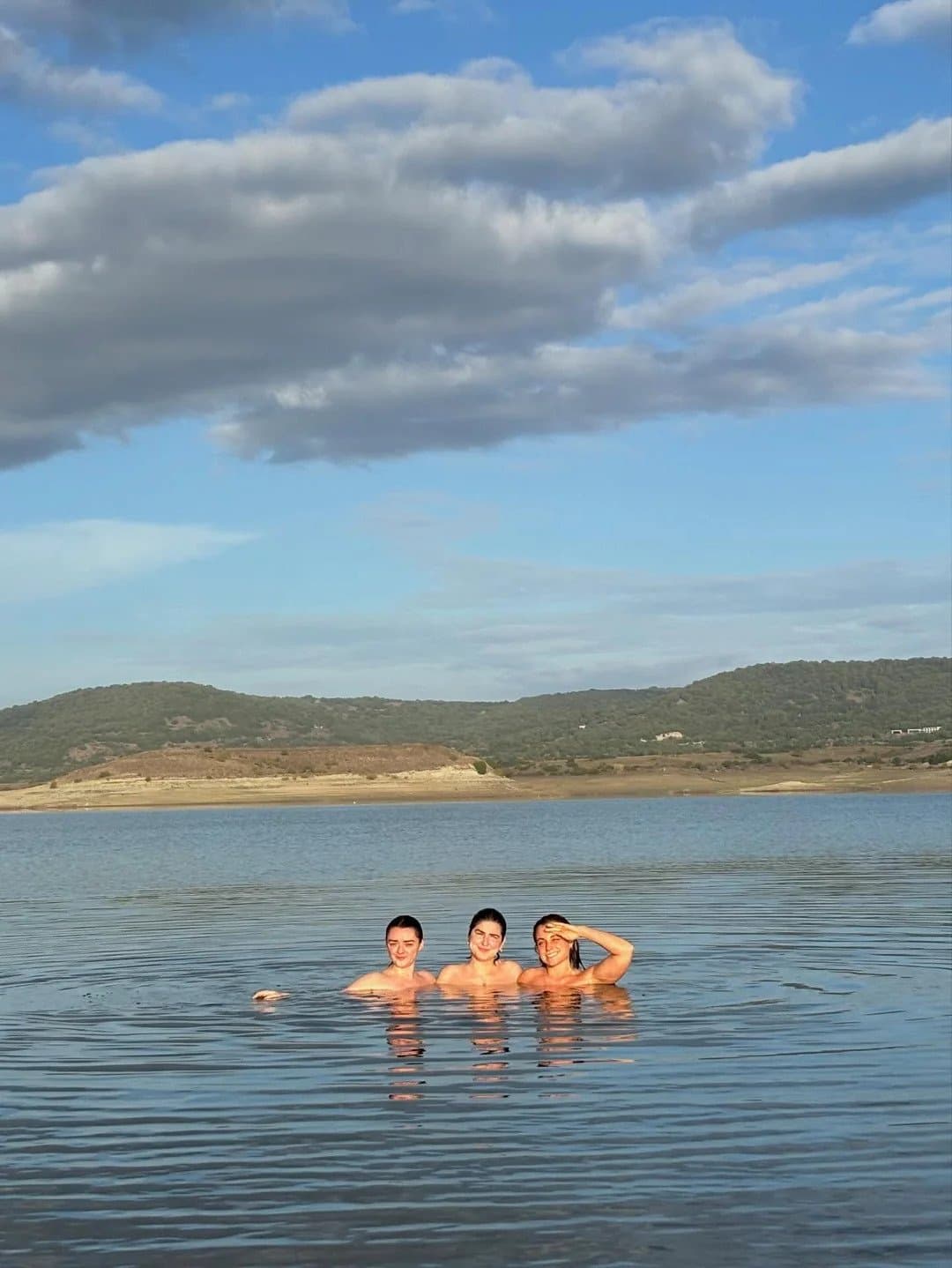 Game of thrones actress Maisie Williams skinny dipping nude