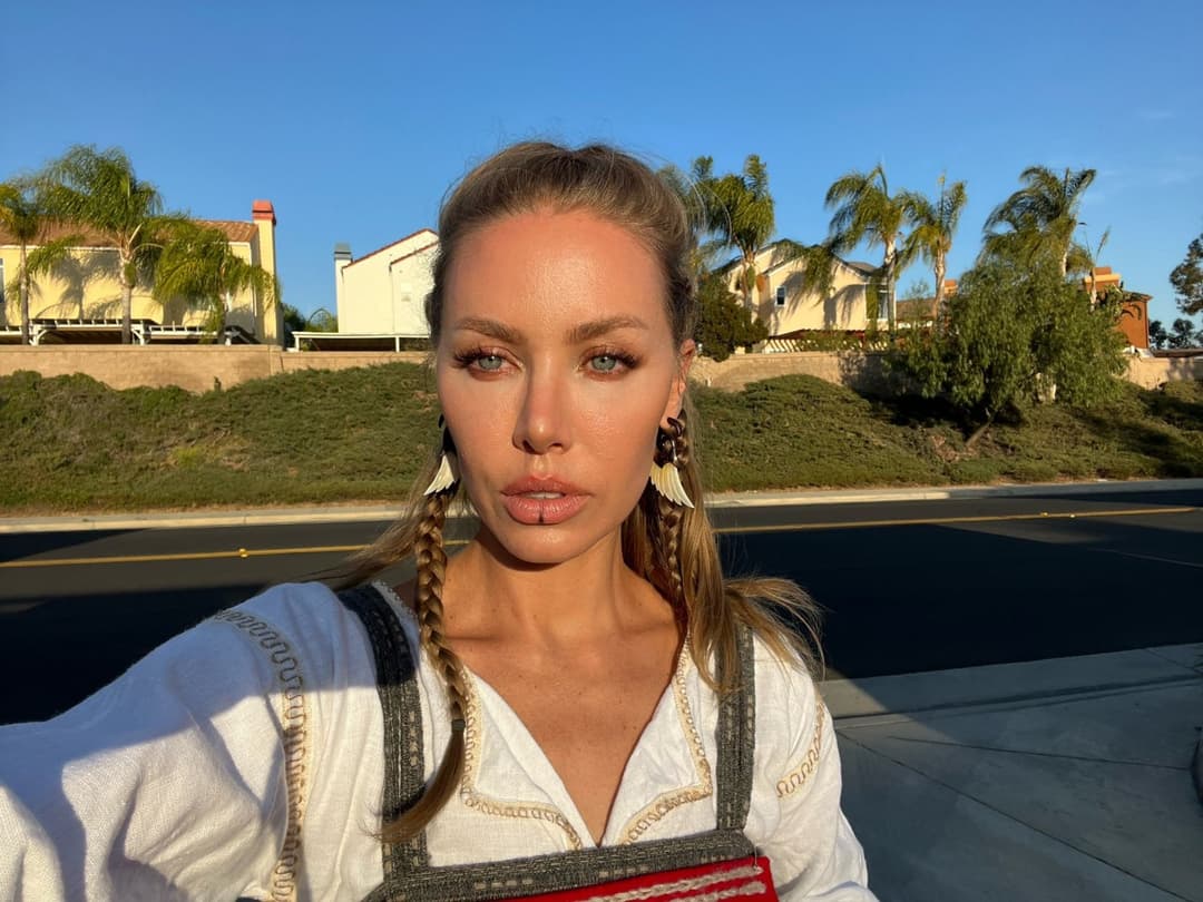 Flexible chick with a pretty face