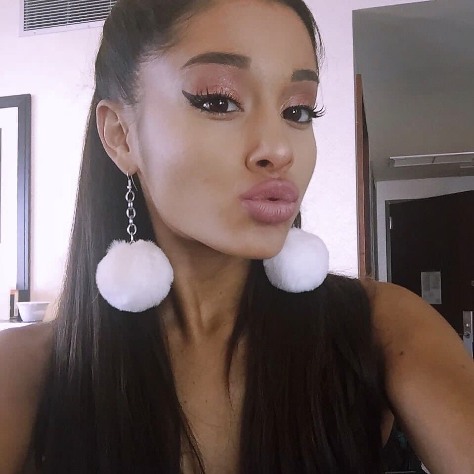 More Ariana Grande face/lips porn to goon to ?