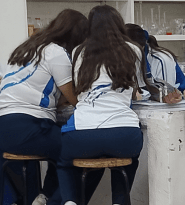 Espió hermosos culos grandotes de estudiantes qlonas que se les marca las nalgas ?