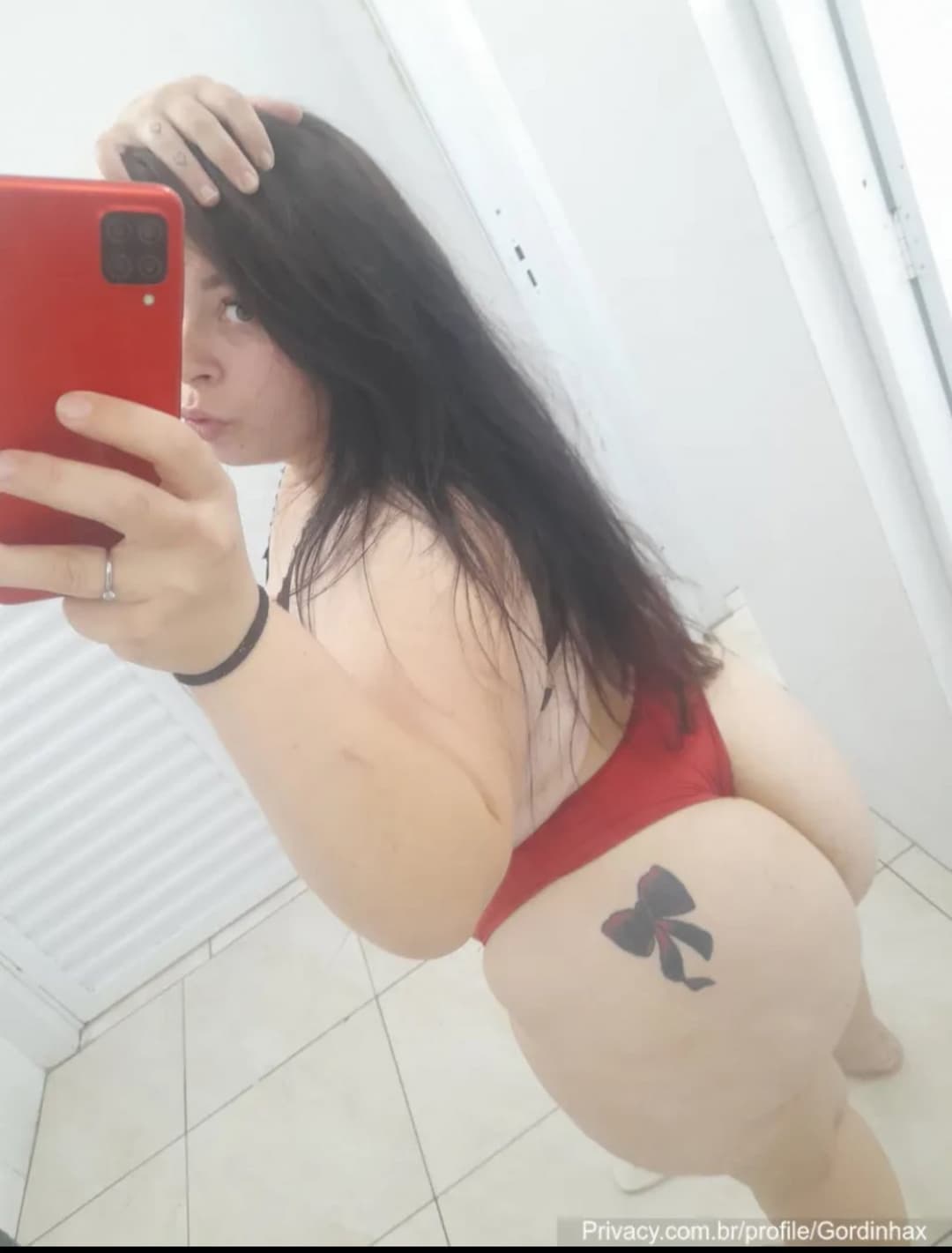 Vagabundinha bipolar , da bunda enorme , maior bunda do sul