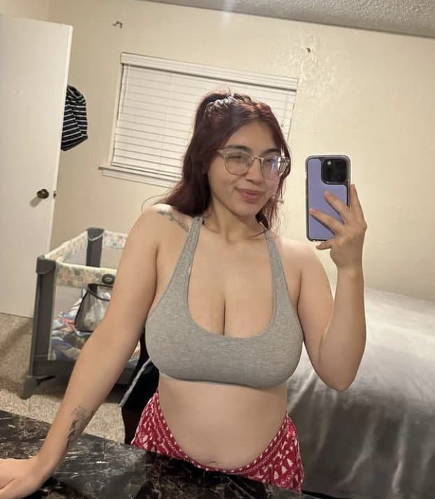 Salpicaría toda mi leche de ver como ya le cuelgan las enormes tetas a mi prima Sara