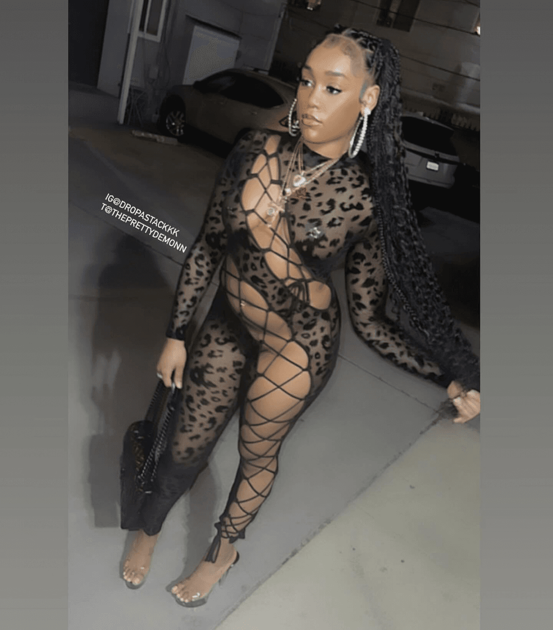 Big booty black chocolate baddie from LA shaking that monkey