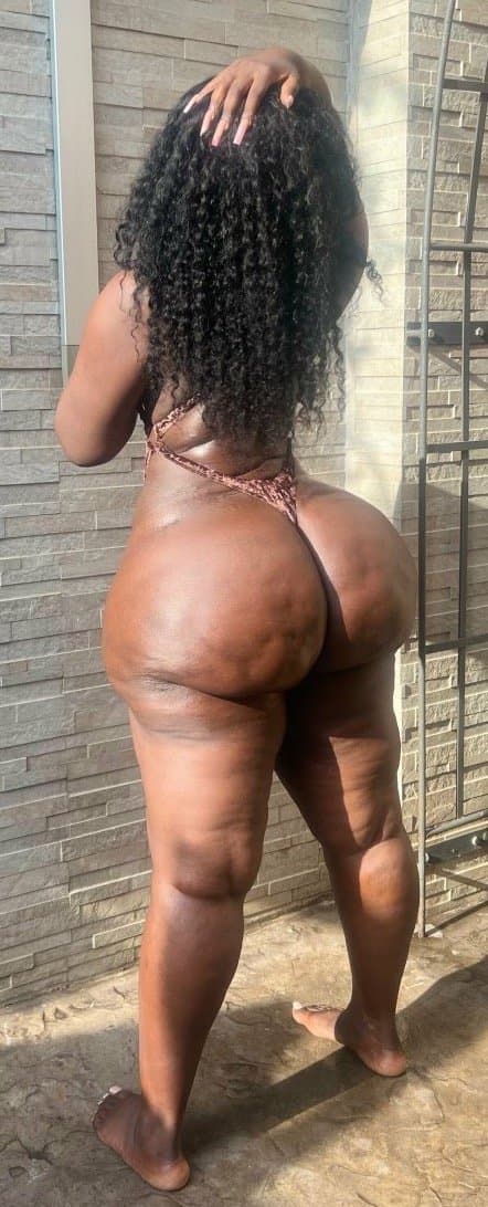 Uno de mis fetiches y fantasías es meterle los dedos en el culo a una negra culona así