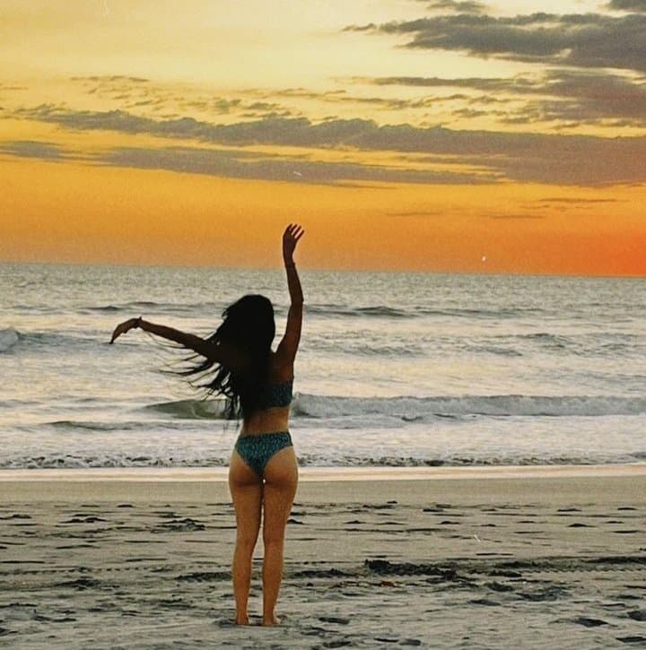 Teen slut loves to show her ass. Girl with fat ass, tight pussy and nice tits. (no nude)