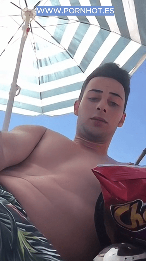 Click to view full size Parejita amateur en live de periscope en la playa nudista ?️