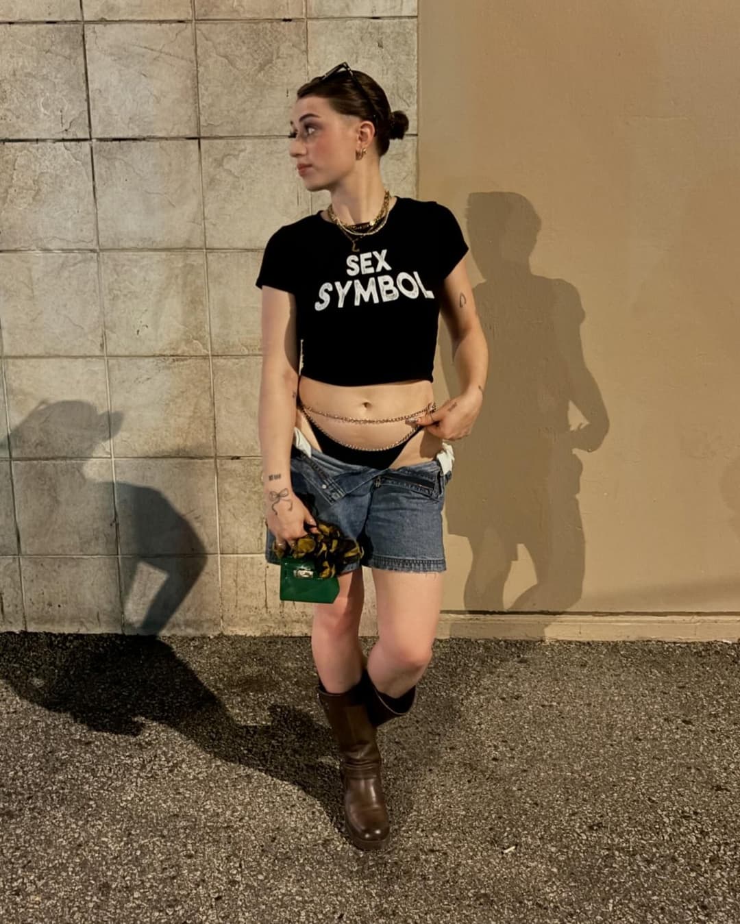 The wonderful slut Hailey Jade squirts in her shorts