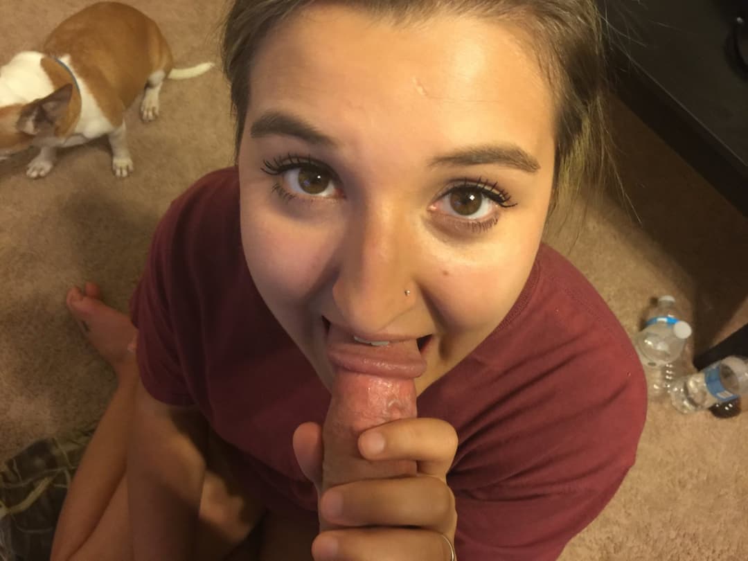 Anna 25 spreads her mom cunt for us, sucks cock and gets a facial