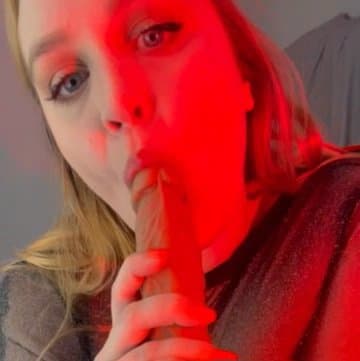 Snowbunny practicing her blowjob skills on new dildo