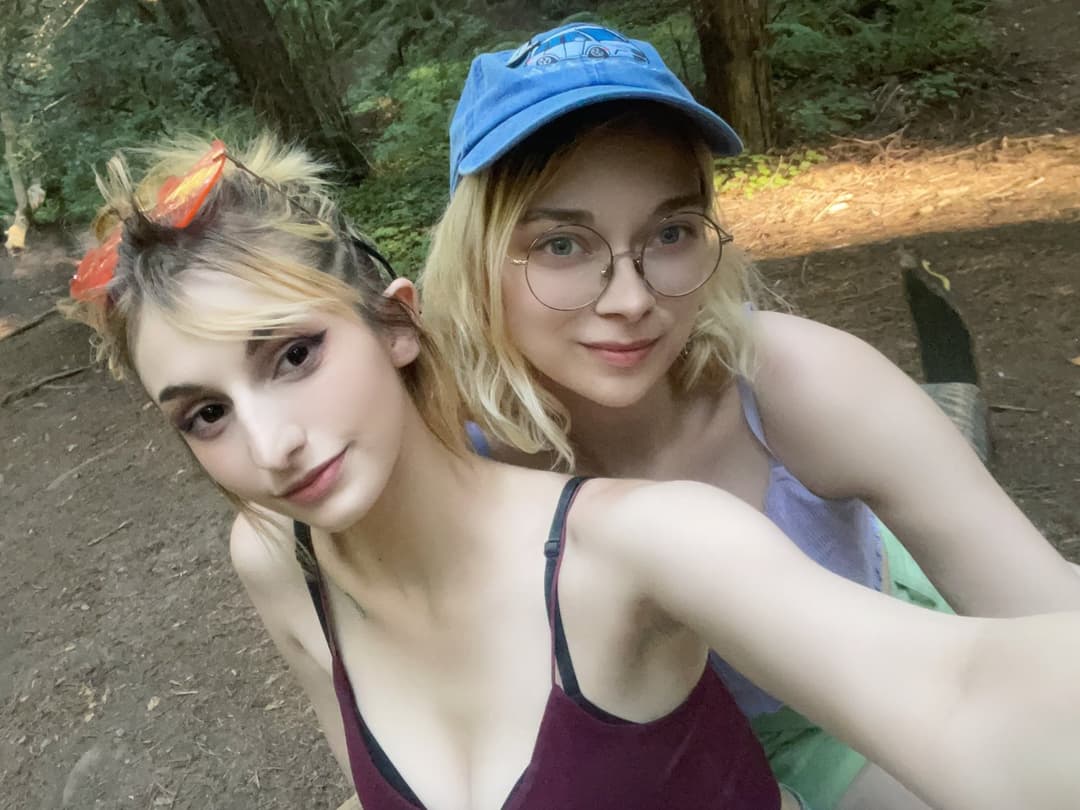 2 lesbians for the price of one