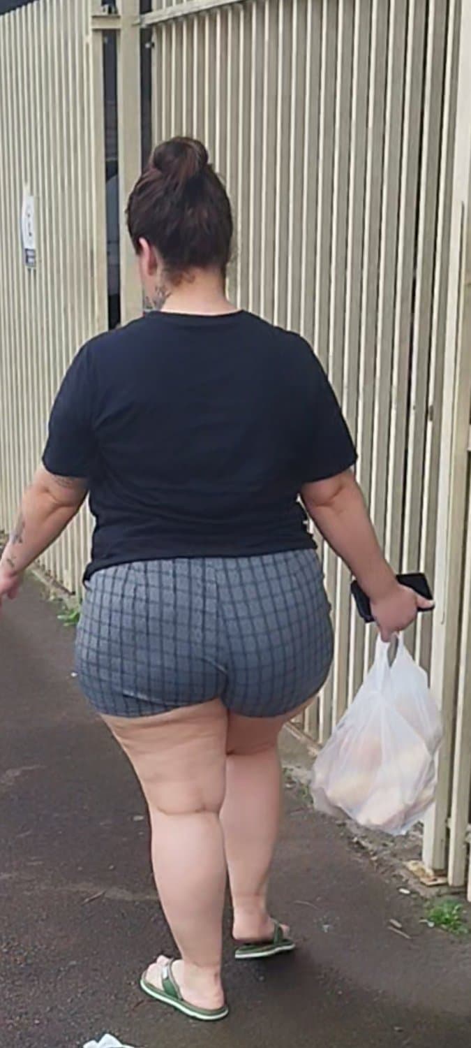 Click to view full size não resisti quando vi essa bunda gostosa pena que não deu pra filmar bem pq um fdp apareceu atras ?