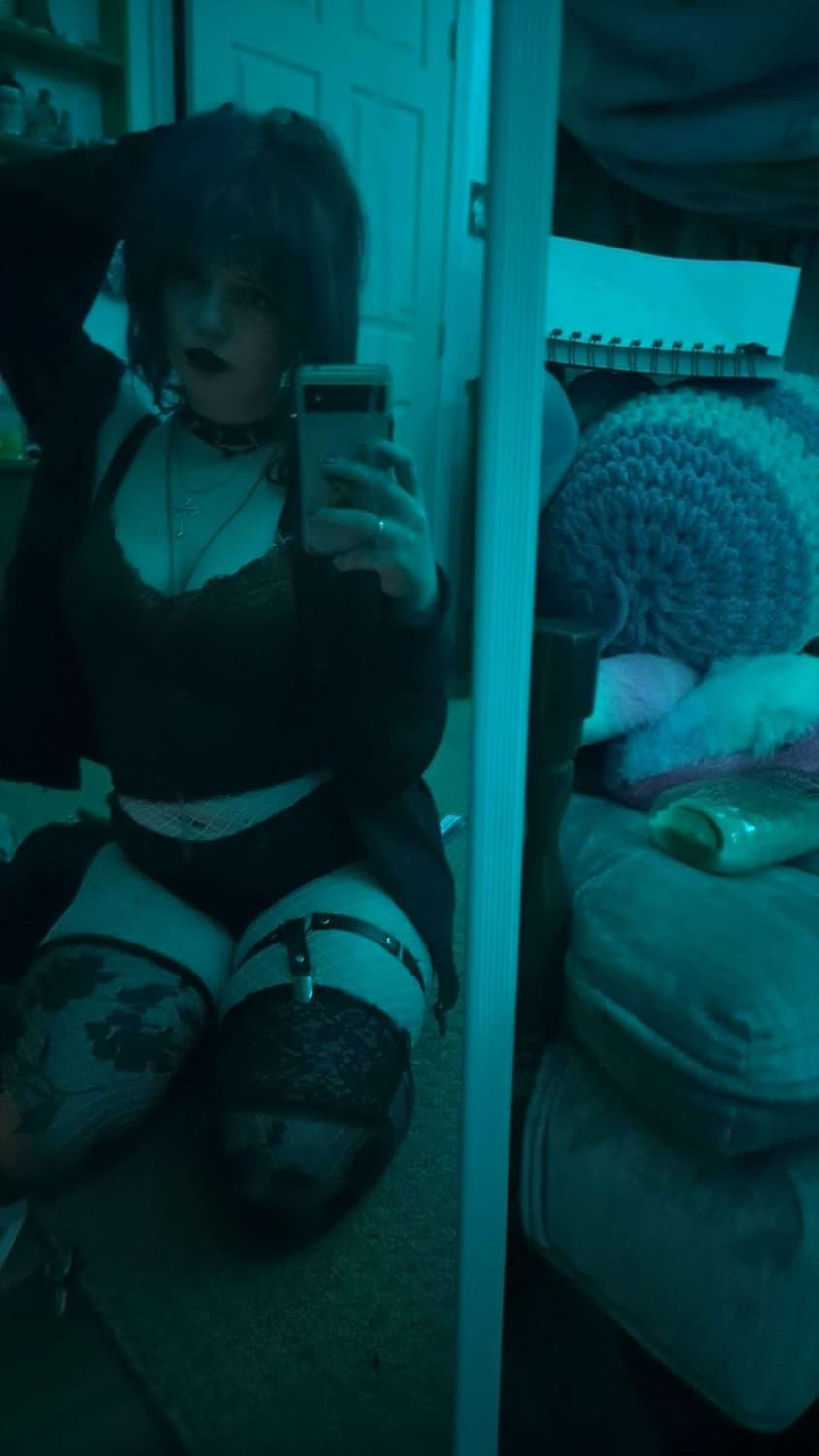 Sexy goth egirl from Discord p1