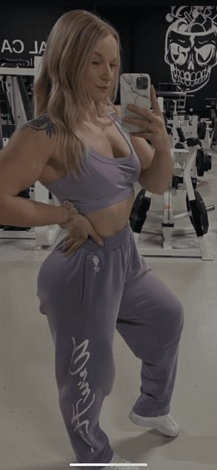 Fitness girl let some lucky scrawny asshole grab her big ass in yoga pants as they madeout in gym