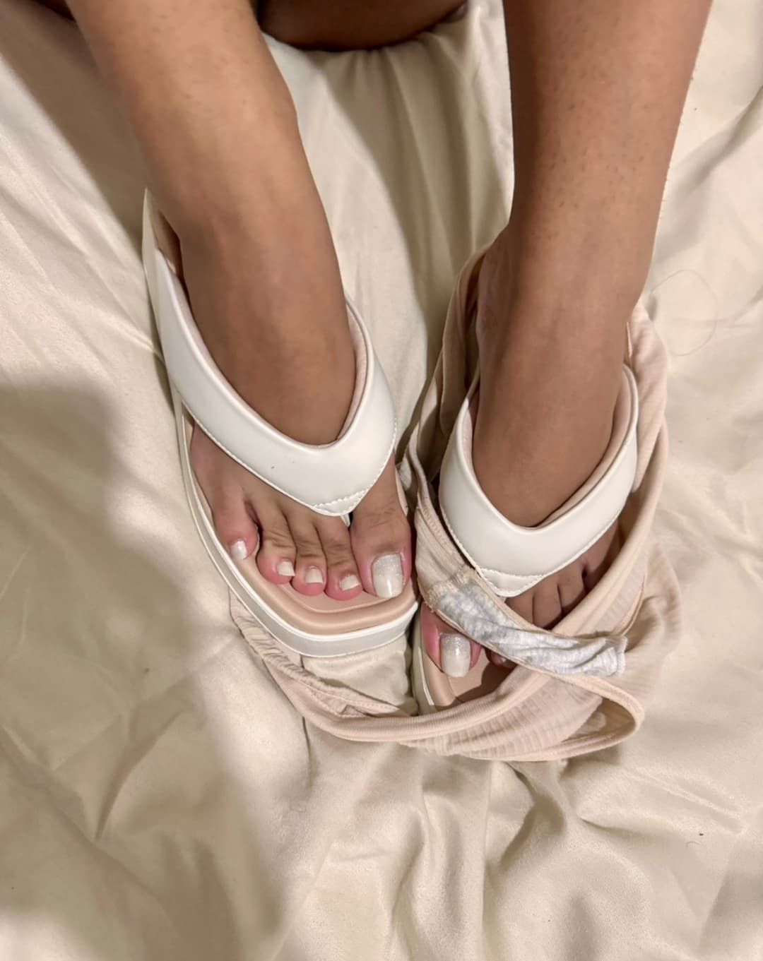 Dormiu de tamanco levou gozada no pezinhos  sleep cum