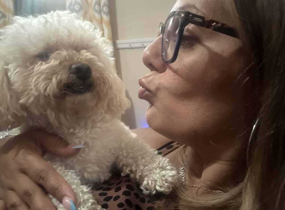 Milf with pretty feet and big melons