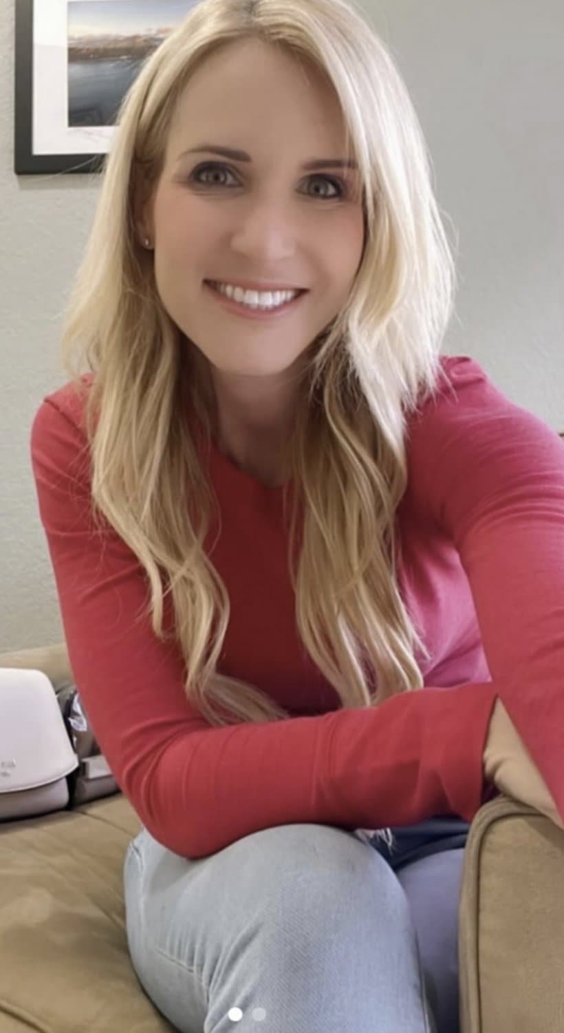 Traci, Soccer Mom, 39, nurse, gets random and lesbian. at Orlando airport hotel bar as records