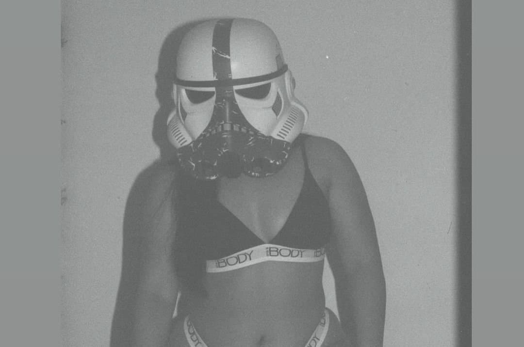 one of my favourite fitness bodybuilder girl, her friend also hot. Now she start make sexy photo