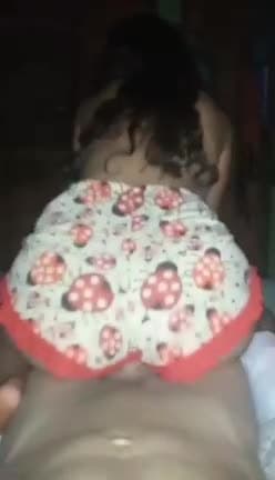 Novinha sentando de pijama de ladinho