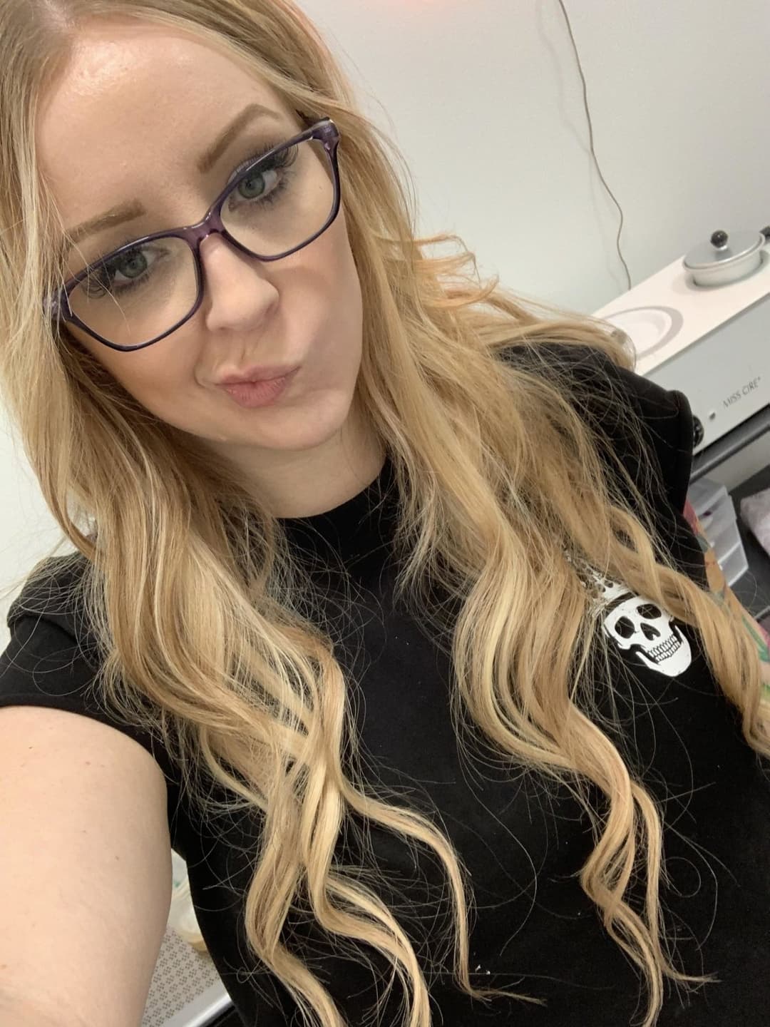 Blonde girl with nice mommy milkers fingering herself