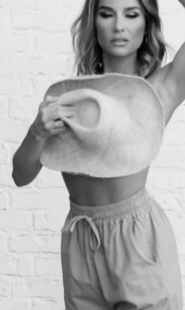 Jessie James Decker Banging Body&Big Luscious Melons and Hot Has Me Leaking for The Milf Beauty ??