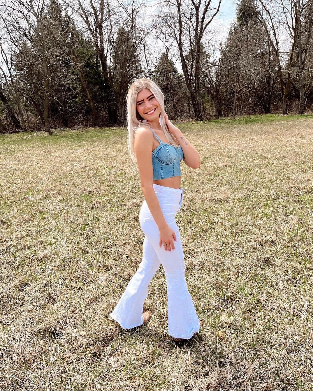 Linz is such a little hoe shaking that booty