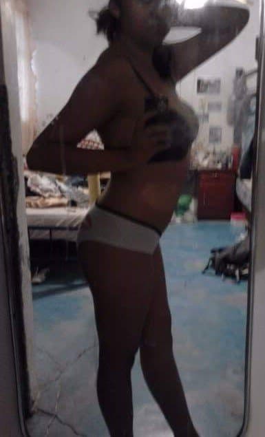 Janeri mostrándose en calzones y lencería