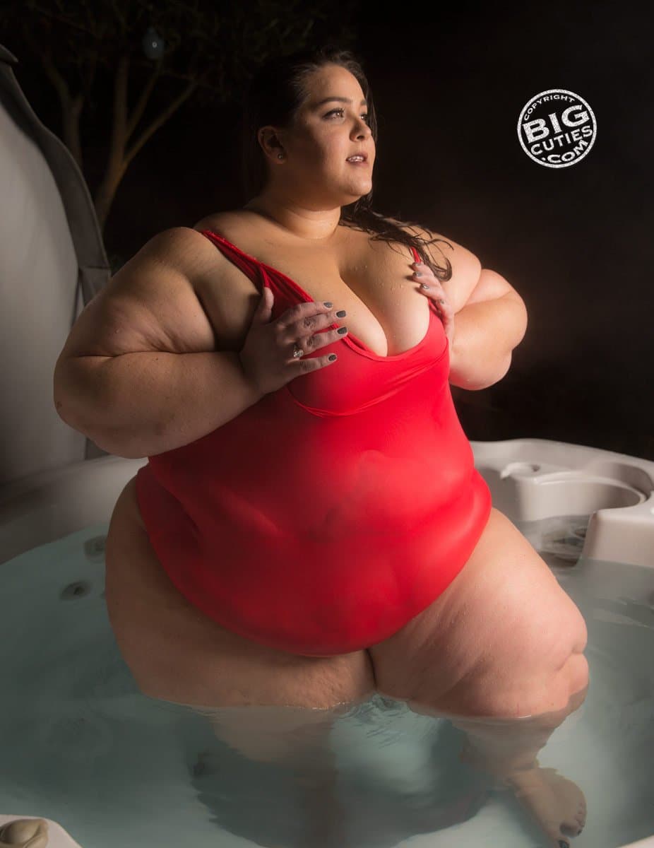 Click to view full size FAT GIRL SEXY JUICY RED APPLE
