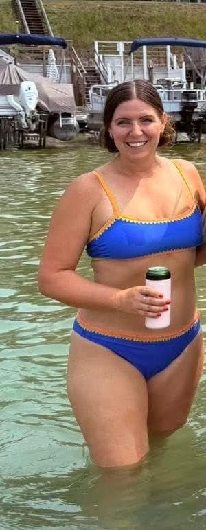 Sexy Burnette milf looking for excitement.