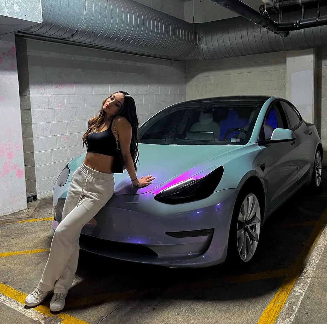 Horny IG babe loves filming herself