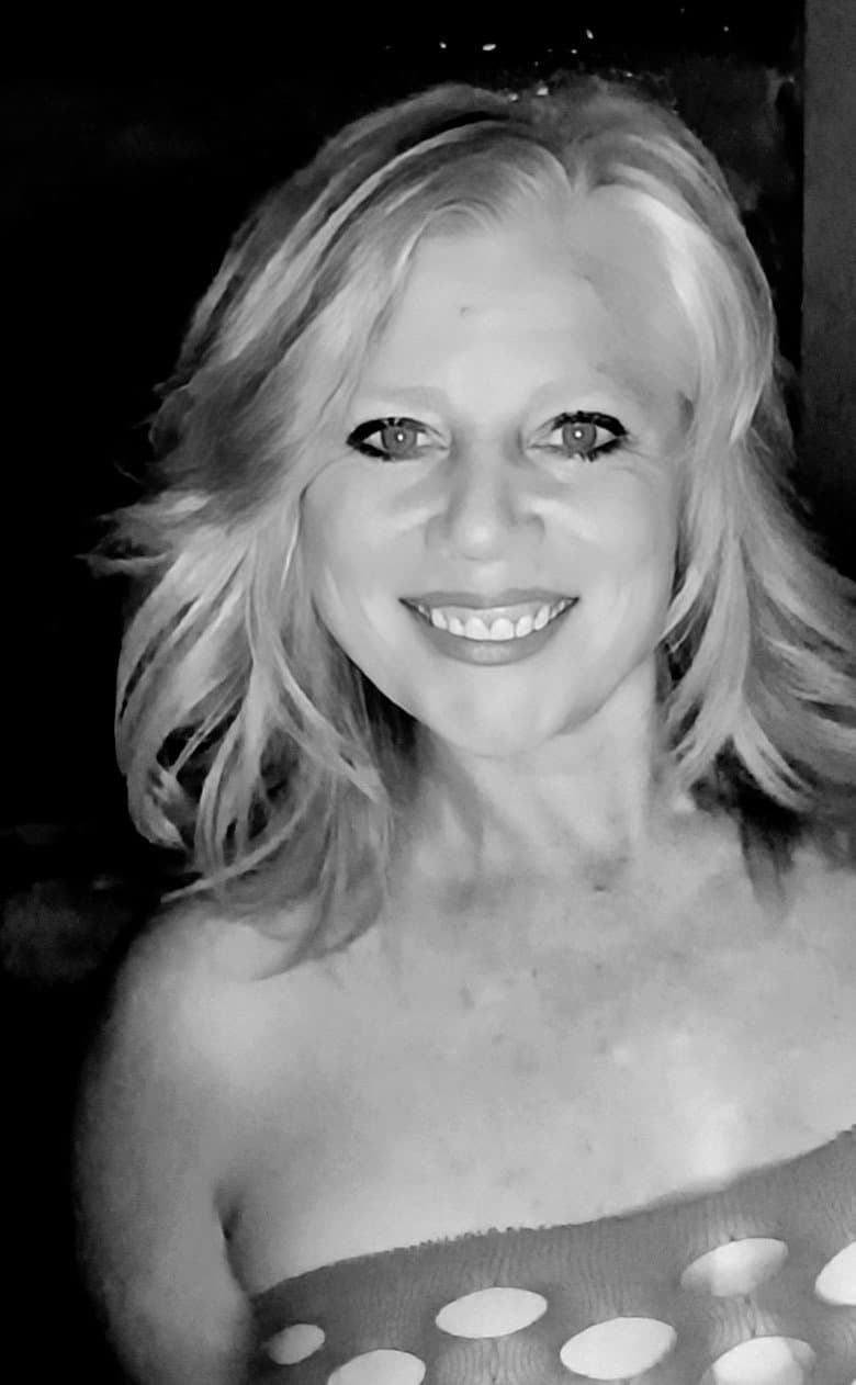 BIG TITS MOM HANGING HER TITS OUT OF HER CAR WHILE MEN RECORD HER, FUCK HER  AND PAY HER CASH