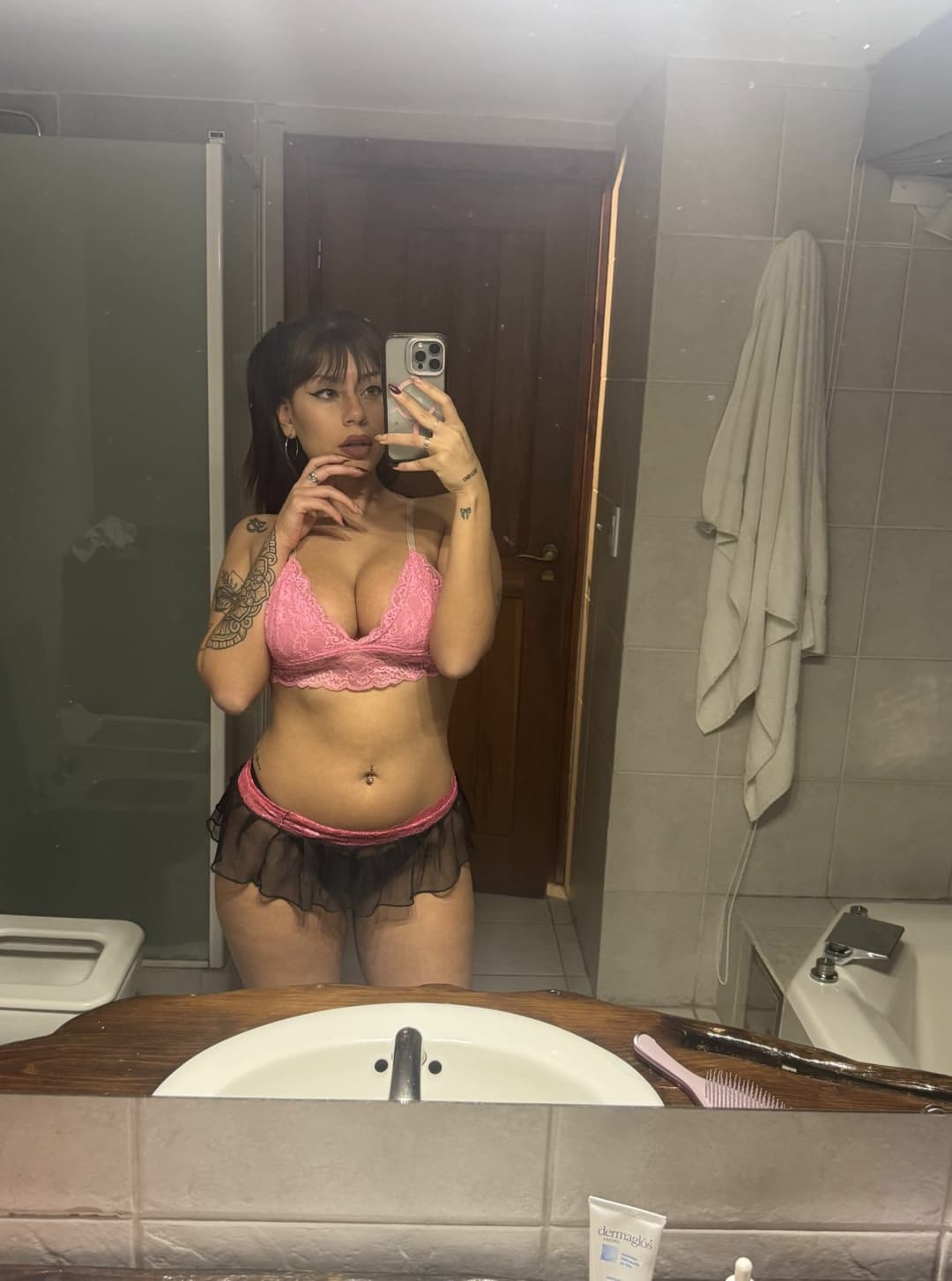 Naturally plump Latina, ready to charm