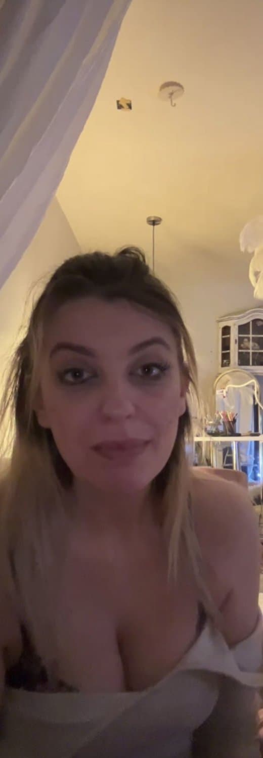 Hot cheek waiting for fun ?????