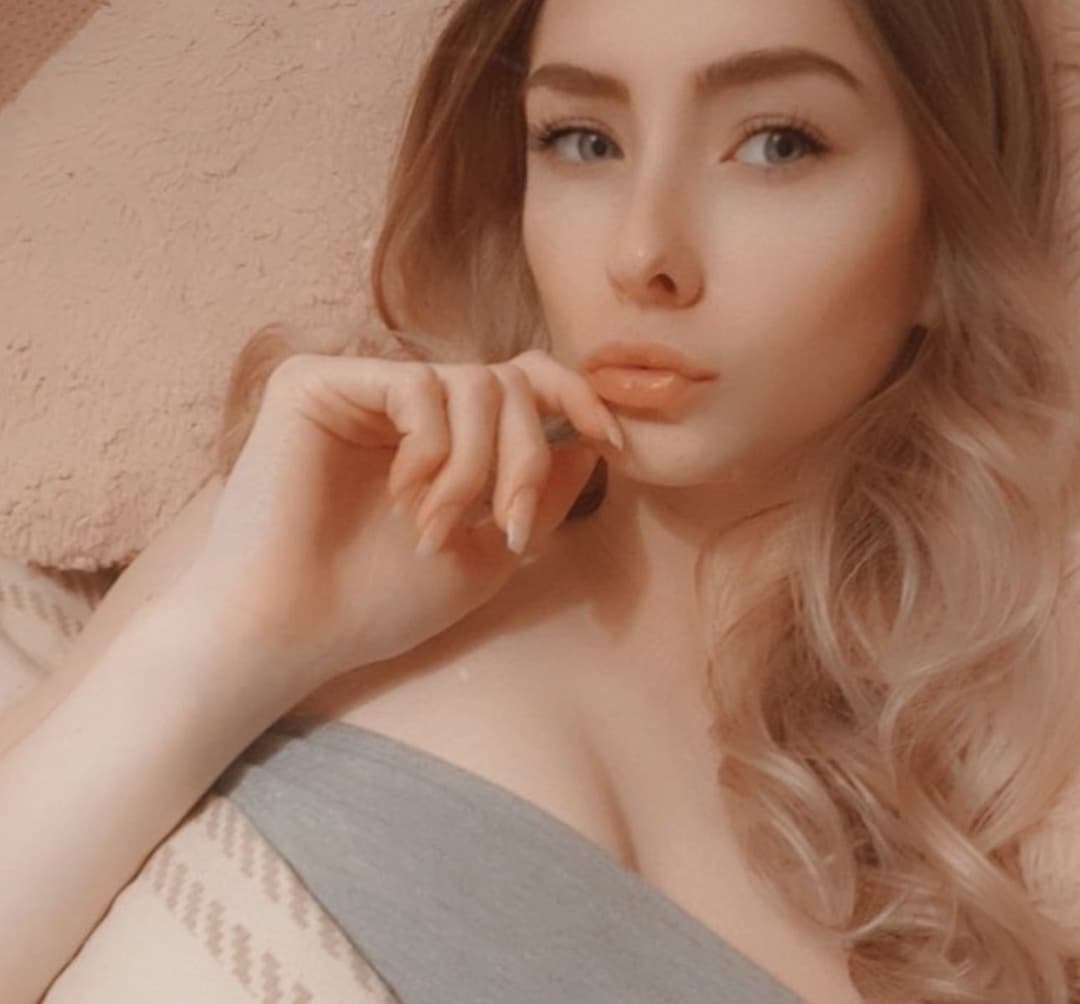 Click to view full size Hot sexy petite german teen slut model Saskia from Göttingen