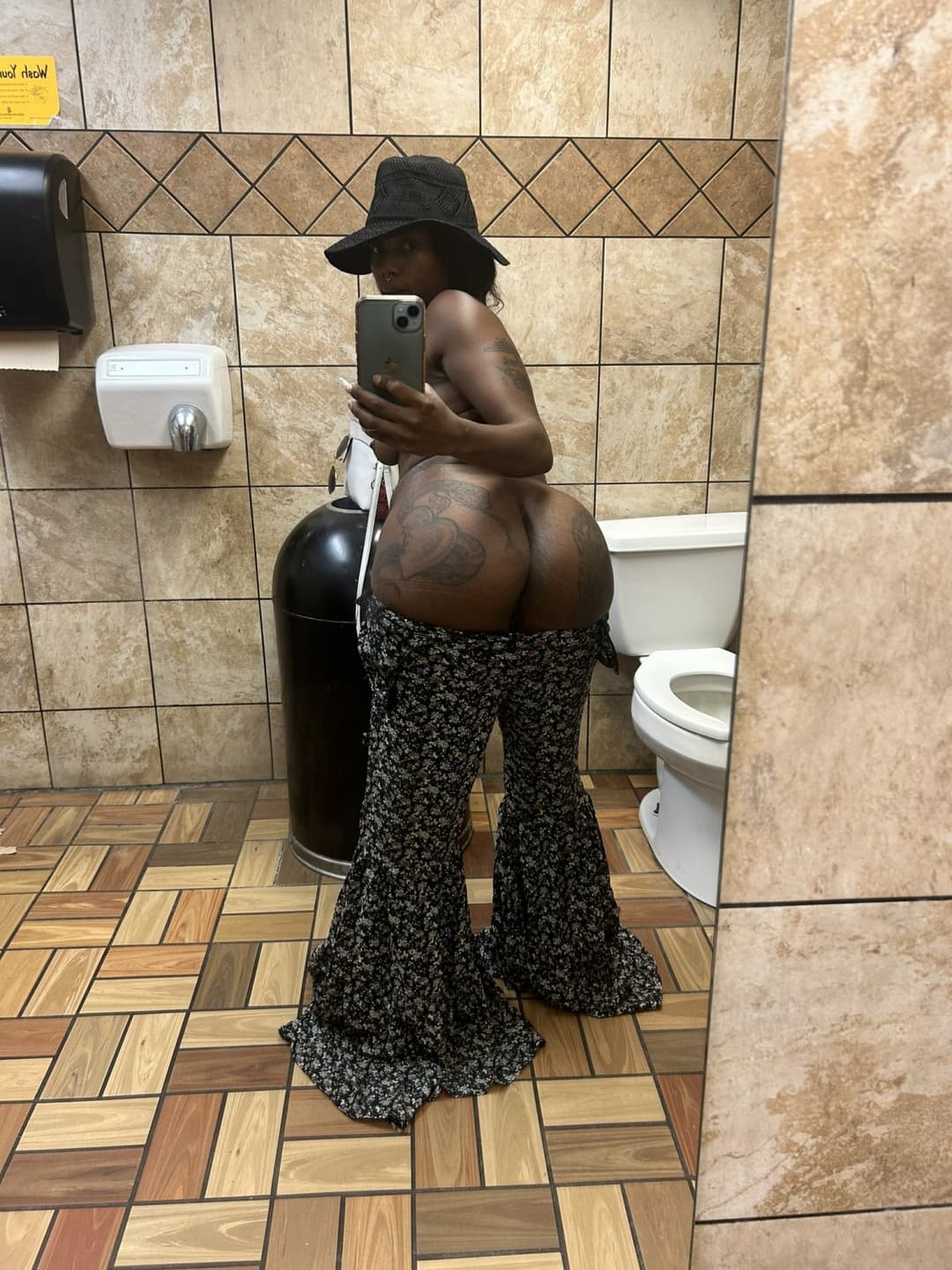 Public Twerking , Piss , Scat Ebony ?