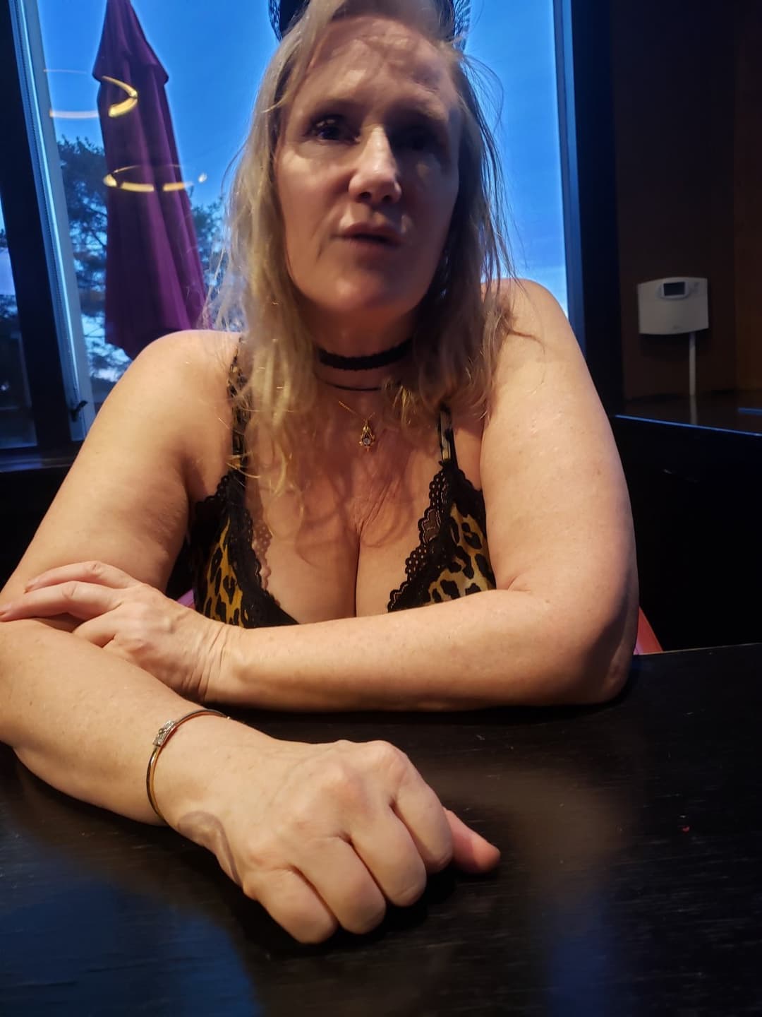 Mature Slut fuck younger cocks