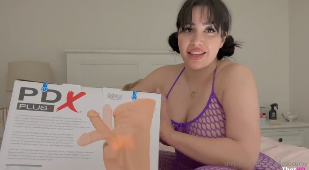 Thick pawg unboxing new dildo
