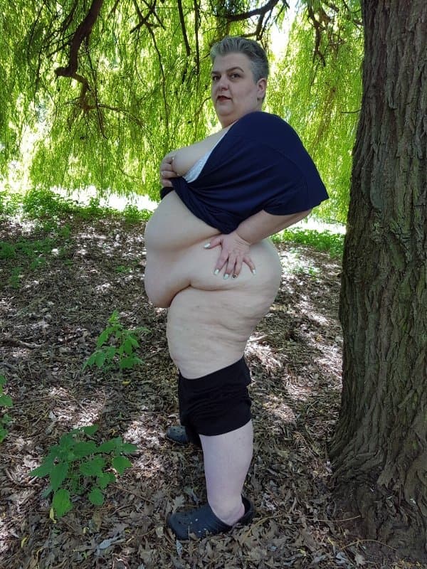 Fatty SSBBW flashes ass and belly in public park