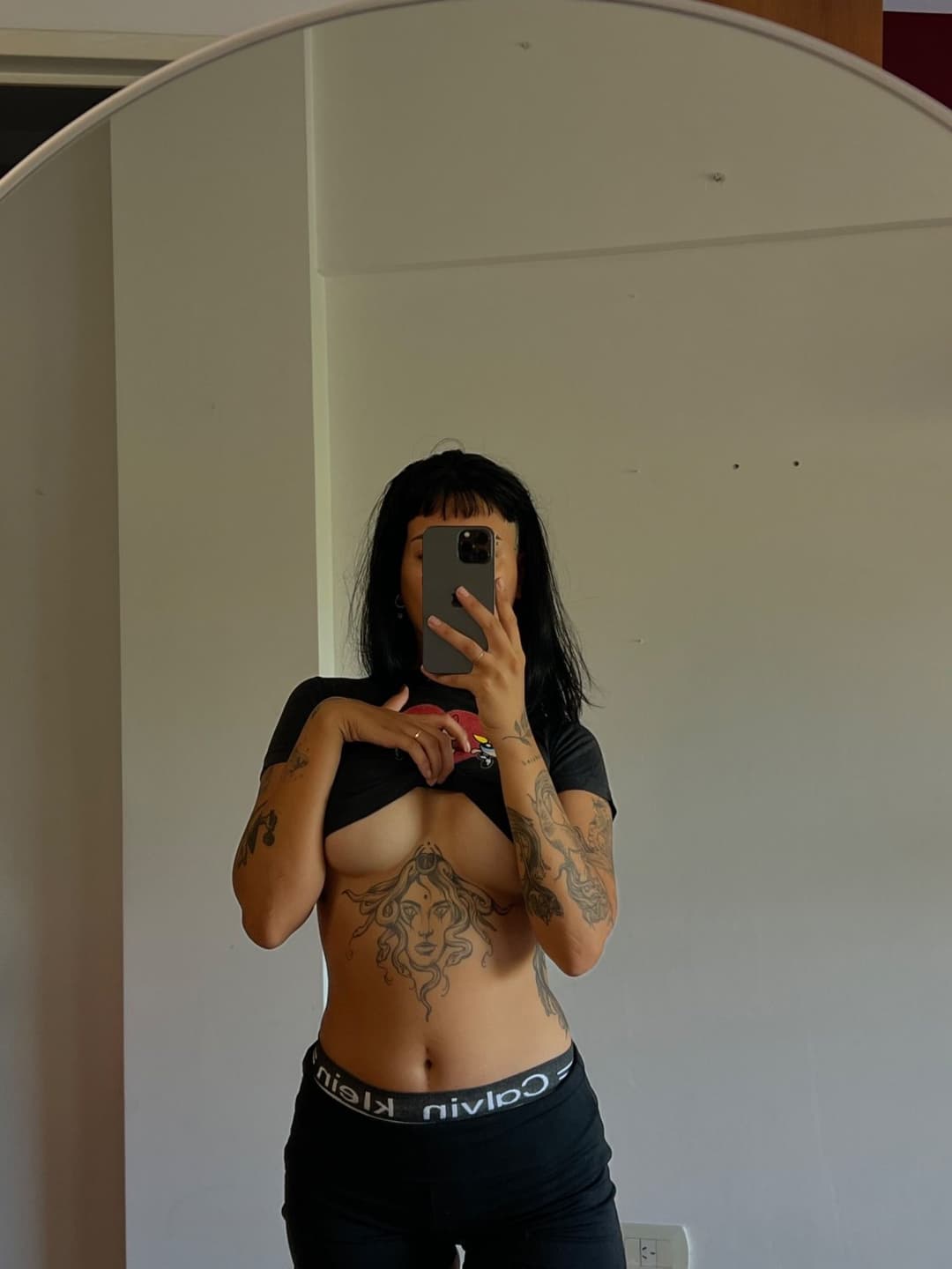 Mari Mari rolinga mostrando las tetas