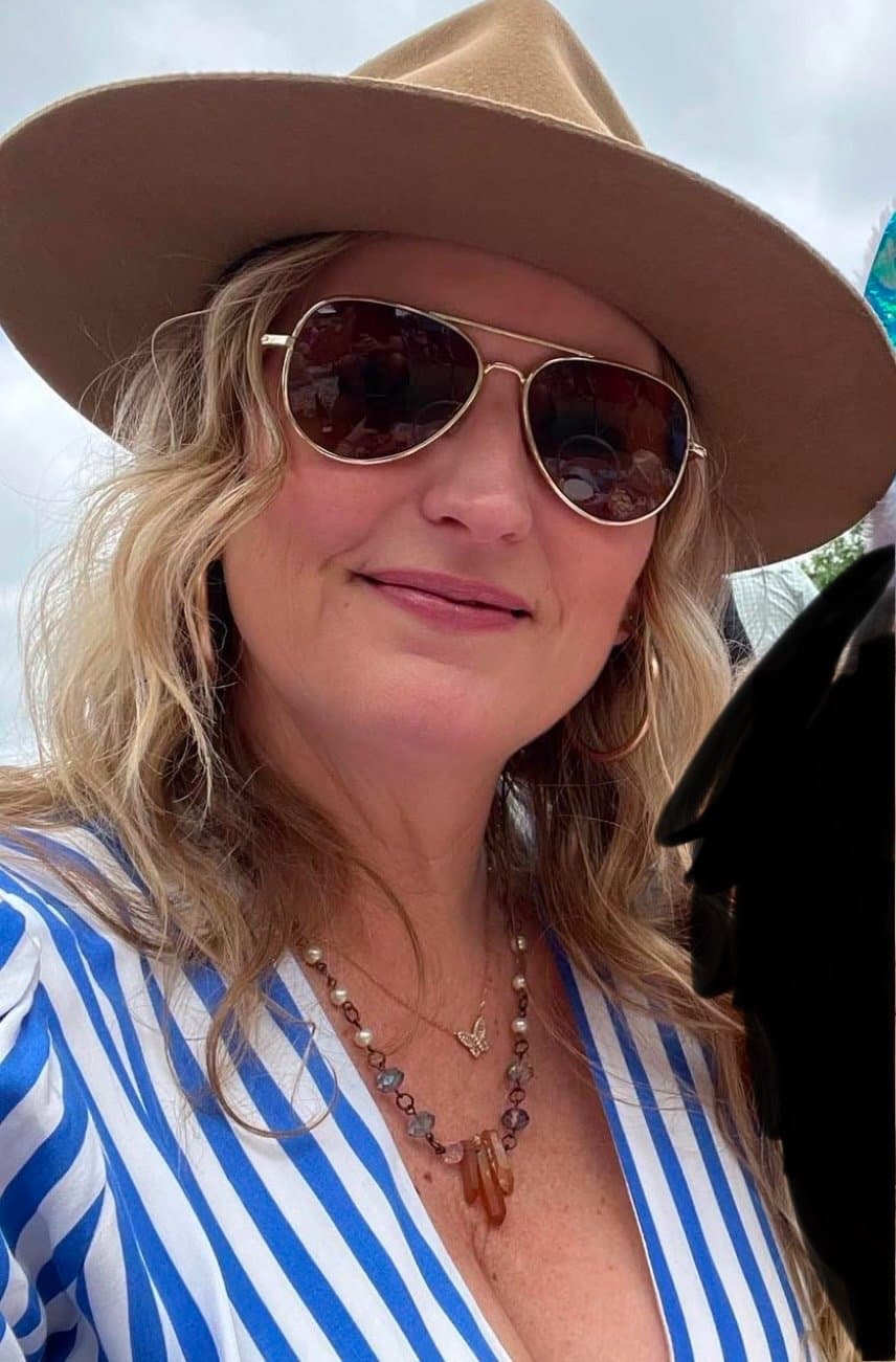 Cougar realtor caught shaking her nice titties in public on camera back in 1993!