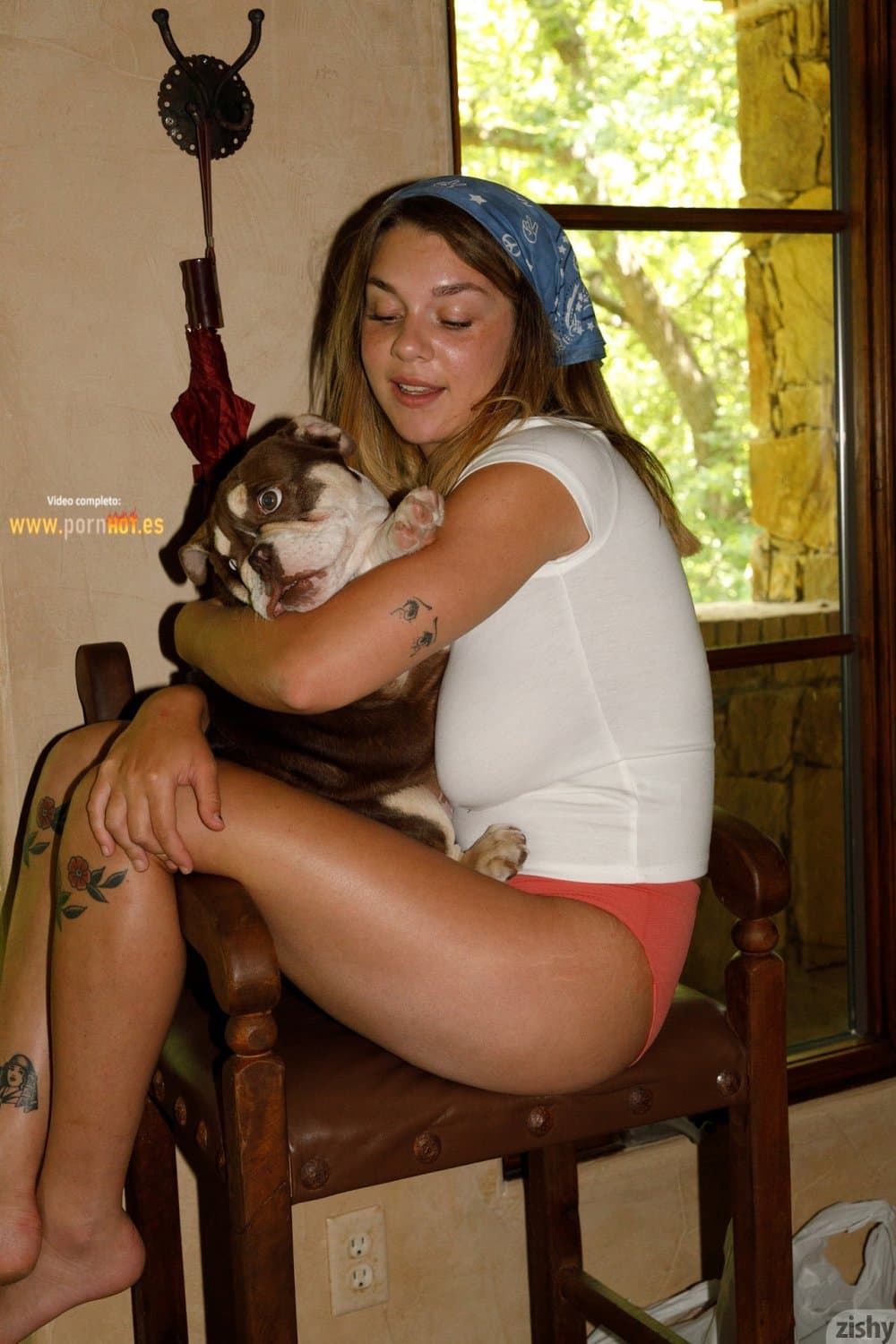 Hermosa gabbie en un tour por su casa de campo