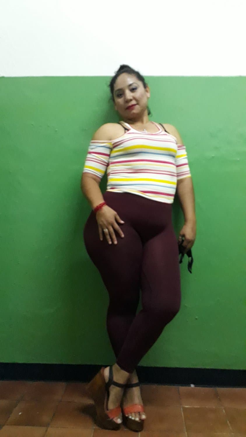 JOVITA SARABIA PASEANDOSE CON SU ENORME CULO EN LICRAS EN SU TRABAJO UNA GRAN PUTA DE LA MERCED