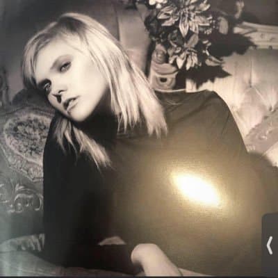 Model tries taking off her clothes to advance career